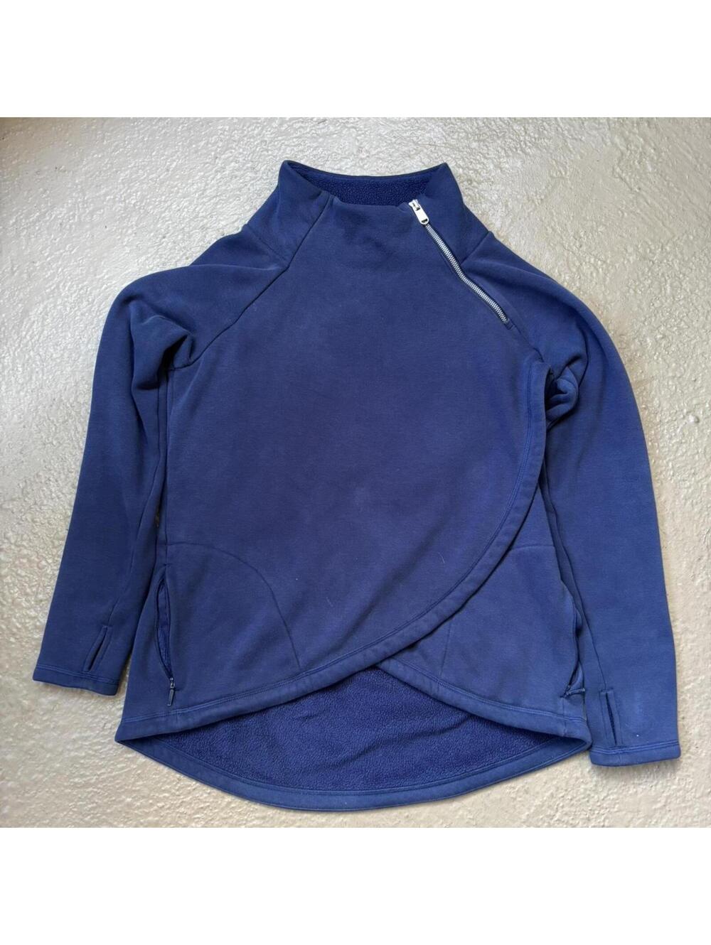 Athleta Women's Navy and Blue Sweatshirt